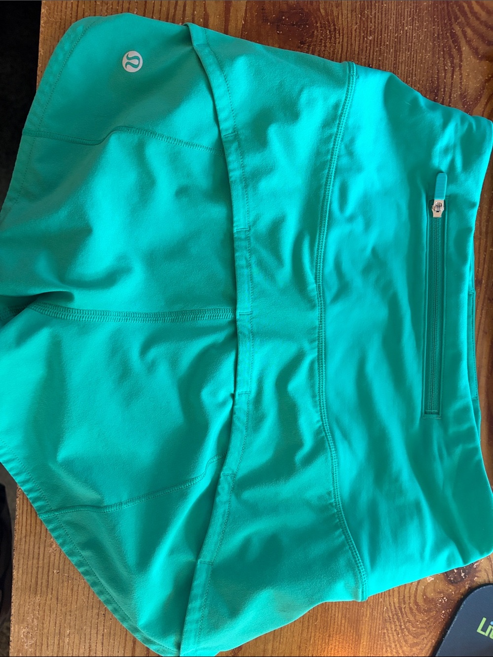 lululemon athletica Kelly Green hotty hot 2.5 in, highrise, sz 0 Athletic Shorts